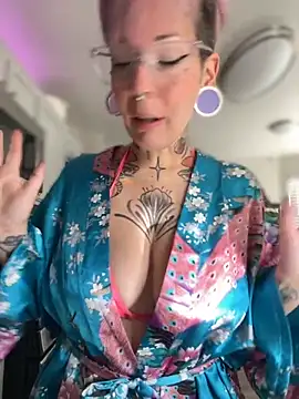 Snapshot of GoldieBakeman chatting on October 25, 4:51 pm GoldieBakeman online show from October 25, 4:51 pm