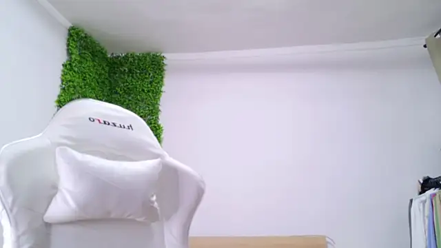 Snapshot of Lorennameliyy chatting on February 24, 2:19 am Lorennameliyy online show from February 24, 2:19 am