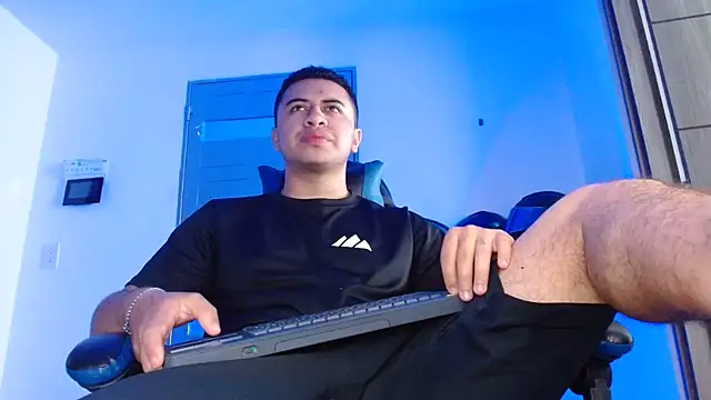 Snapshot of SexyBoy-Bigclit chatting on June 29, 1:44 pm SexyBoy-Bigclit online show from June 29, 1:44 pm