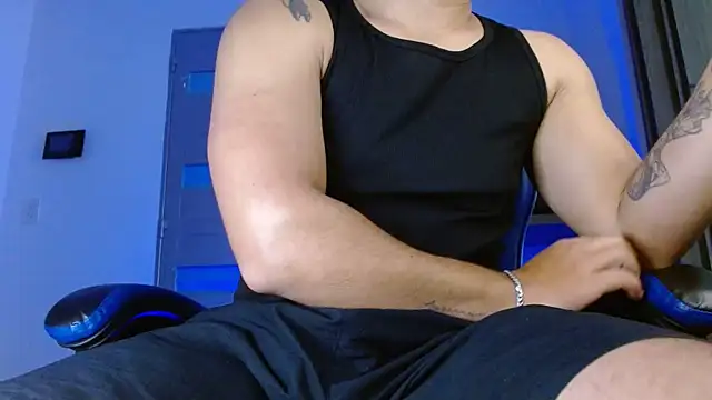 Snapshot of SexyBoy-Bigclit chatting on June 21, 12:44 pm SexyBoy-Bigclit online show from June 21, 12:44 pm