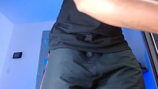Snapshot of SexyBoy-Bigclit chatting on June 17, 1:10 pm SexyBoy-Bigclit online show from June 17, 1:10 pm