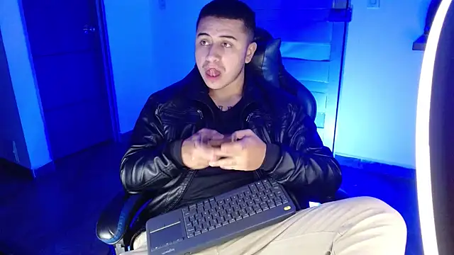 Snapshot of SexyBoy-Bigclit chatting on June 5, 2:16 am SexyBoy-Bigclit online show from June 5, 2:16 am