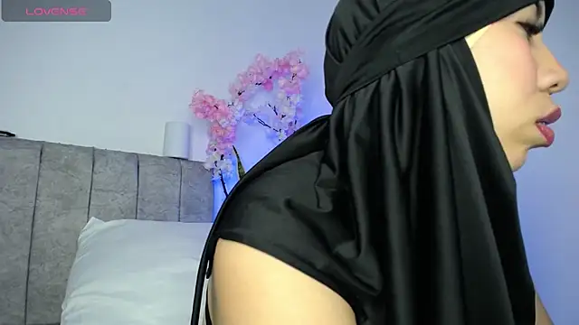 Snapshot of Sweet_hot_mia chatting on July 12, 7:04 pm Sweet hot mia online show from July 12, 7:04 pm