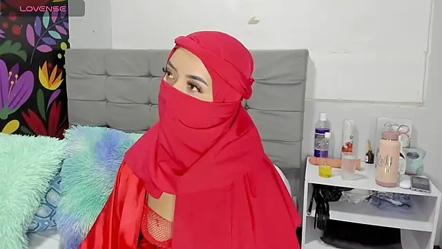 Snapshot of Sweet_hot_mia chatting on February 14, 7:44 pm Sweet hot mia online show from February 14, 7:44 pm