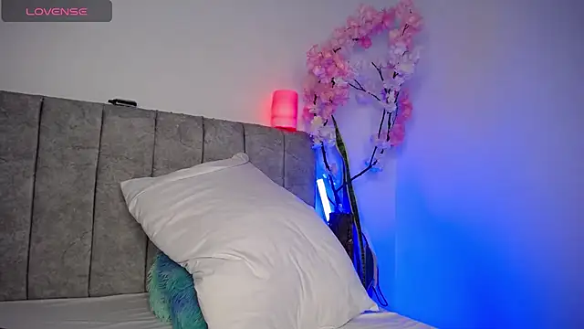 Snapshot of Sweet_hot_mia chatting on July 8, 1:34 pm Sweet hot mia online show from July 8, 1:34 pm