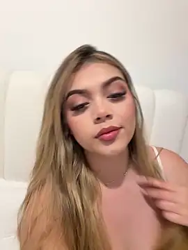 thaliafox  online show from March 20, 4:51 am