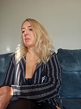 Snapshot of MariaRichi_ chatting on November 8, 8:18 am MariaRichi online show from November 8, 8:18 am