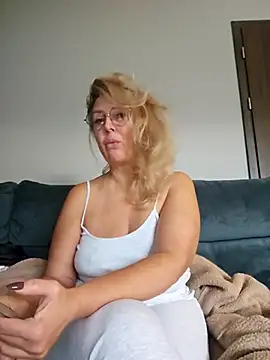 Snapshot of MariaRichi_ chatting on December 1, 7:42 am MariaRichi online show from December 1, 7:42 am