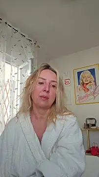 Snapshot of MariaRichi_ chatting on June 4, 6:18 am MariaRichi online show from June 4, 6:18 am