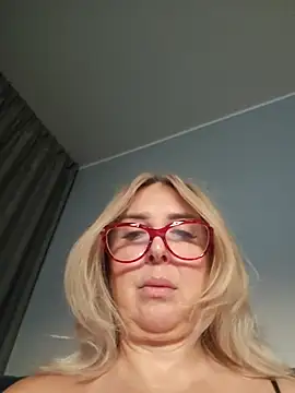 Snapshot of MariaRichi_ chatting on November 23, 6:45 am MariaRichi online show from November 23, 6:45 am