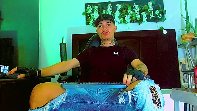 HannibalLester online show from April 11, 4:42 am