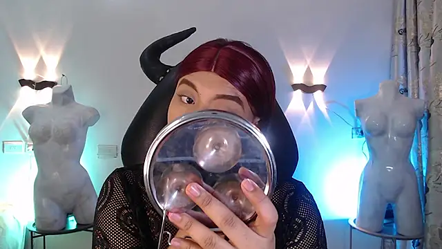 Snapshot of Emili_Roux chatting on February 20, 12:07 pm Emili Roux online show from February 20, 12:07 pm