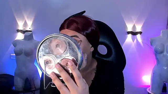 Snapshot of Emili_Roux chatting on February 23, 12:50 pm Emili Roux online show from February 23, 12:50 pm