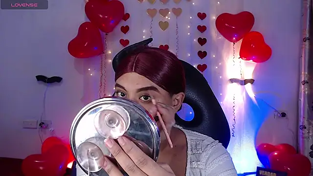 Snapshot of Emili_Roux chatting on February 12, 6:18 pm Emili Roux online show from February 12, 6:18 pm