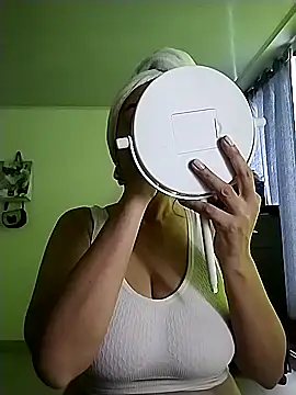 Snapshot of hailey85 chatting on November 2, 7:52 pm hailey85 online show from November 2, 7:52 pm