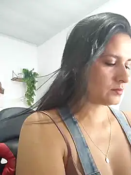 Snapshot of elena_jonees chatting on September 15, 7:36 pm elena jonees online show from September 15, 7:36 pm