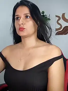 Snapshot of elena_jonees chatting on October 13, 3:24 pm elena jonees online show from October 13, 3:24 pm