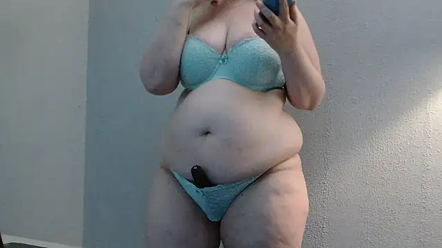 Snapshot of desiree1981 chatting on June 19, 9:04 am desiree1981 online show from June 19, 9:04 am