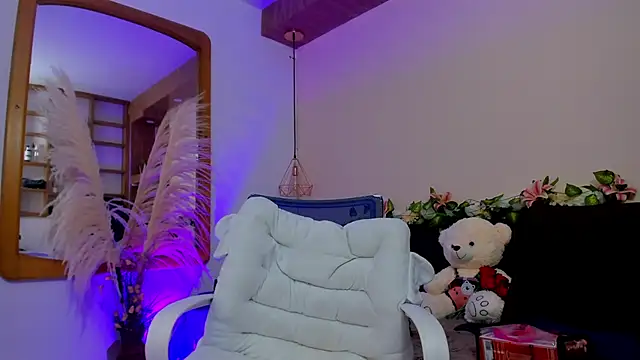 Snapshot of Hannah_williams1 chatting on March 20, 12:51 am Hannah williams1 online show from March 20, 12:51 am