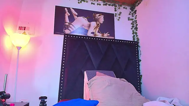 Snapshot of dafne_queenn chatting on November 22, 12:48 pm dafne queenn online show from November 22, 12:48 pm