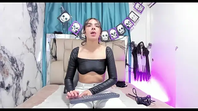 Snapshot of dafne_queenn chatting on October 25, 12:28 pm dafne queenn online show from October 25, 12:28 pm