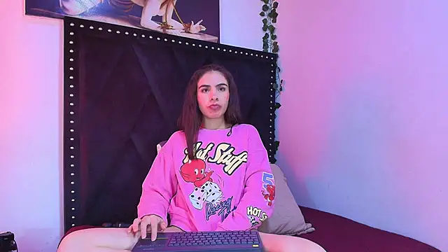 Snapshot of dafne_queenn chatting on November 15, 12:53 pm dafne queenn online show from November 15, 12:53 pm