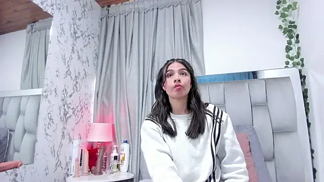 Snapshot of dafne_queenn chatting on September 26, 1:07 pm dafne queenn online show from September 26, 1:07 pm