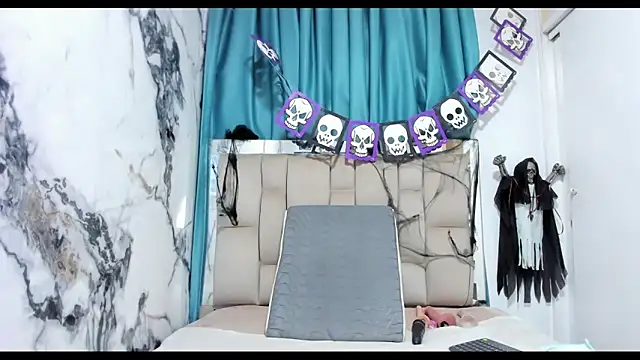 Snapshot of dafne_queenn chatting on October 20, 12:27 pm dafne queenn online show from October 20, 12:27 pm