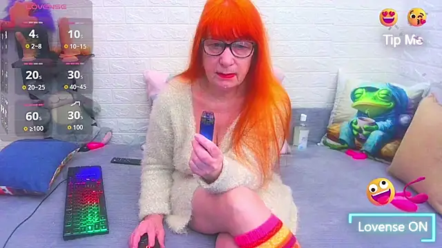 Snapshot of RedHousewife chatting on February 12, 6:46 am RedHousewife online show from February 12, 6:46 am