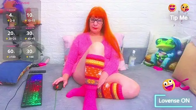 Snapshot of RedHousewife chatting on February 14, 9:26 pm RedHousewife online show from February 14, 9:26 pm