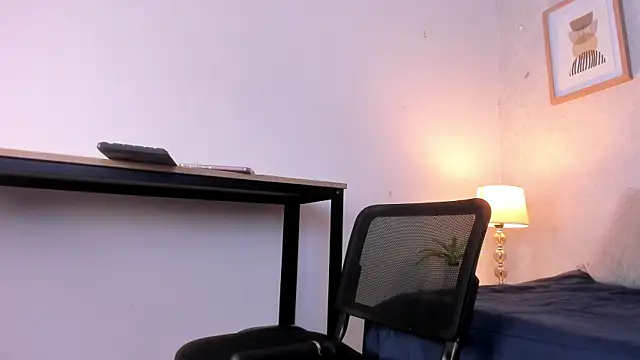 Caroline dh online show from April 4, 11:50 am