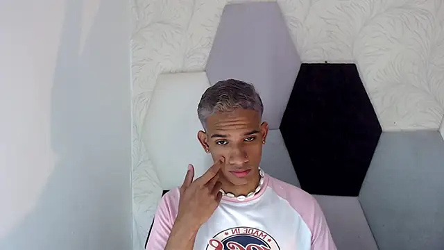 Snapshot of AbrahanBratz chatting on January 10, 11:43 am AbrahanBratz online show from January 10, 11:43 am