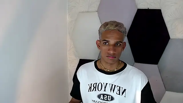 Snapshot of AbrahanBratz chatting on January 11, 11:13 pm AbrahanBratz online show from January 11, 11:13 pm