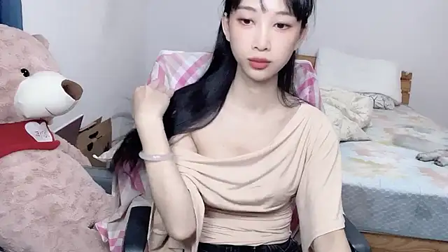 Snapshot of Lili-2 chatting on October 12, 12:39 pm Lili-2 online show from October 12, 12:39 pm