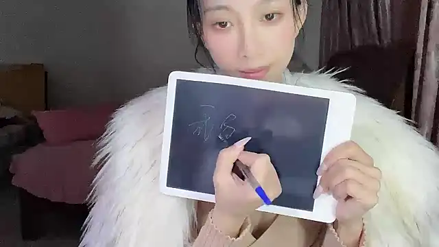 Snapshot of Lili-2 chatting on February 18, 6:58 pm Lili-2 online show from February 18, 6:58 pm