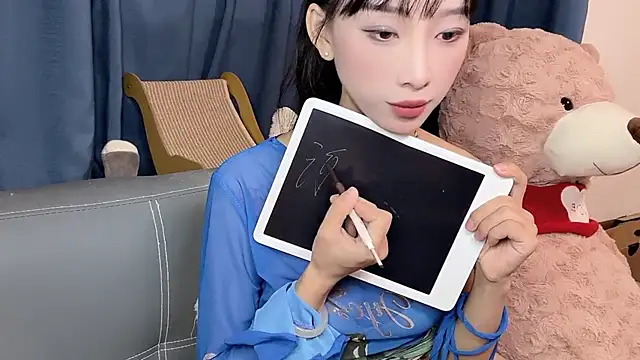 Snapshot of Lili-2 chatting on October 21, 5:45 pm Lili-2 online show from October 21, 5:45 pm