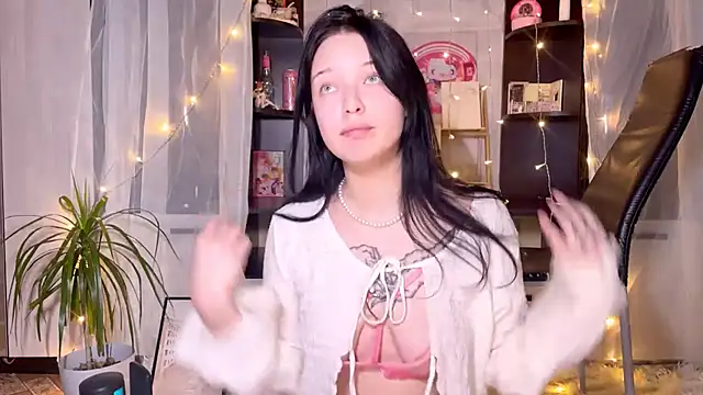 Snapshot of EmmaKittyCat chatting on November 21, 6:18 pm EmmaKittyCat online show from November 21, 6:18 pm