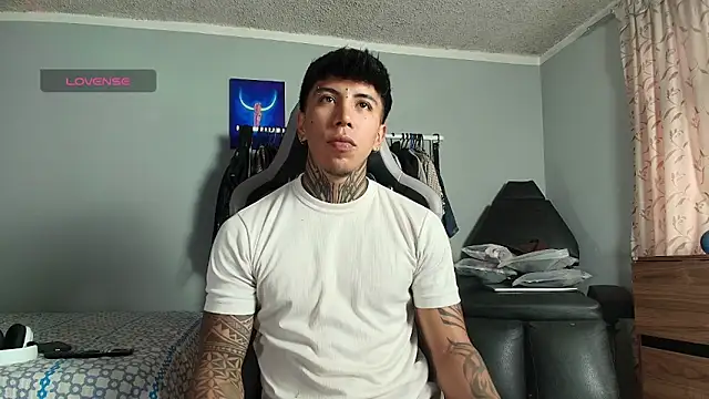 Nickhot0609 online show from March 5, 9:43 pm