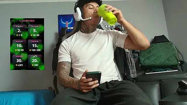 Nickhot0609 online show from March 24, 9:15 pm