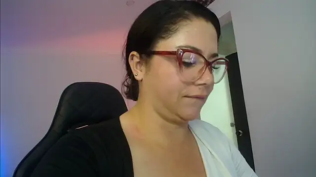 Snapshot of Madame_Shein_ chatting on February 5, 4:03 pm Madame Shein online show from February 5, 4:03 pm
