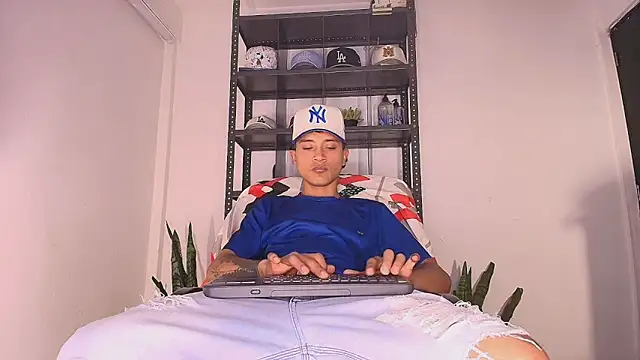 Snapshot of Edward_Milleer chatting on December 18, 4:11 pm Edward Milleer online show from December 18, 4:11 pm