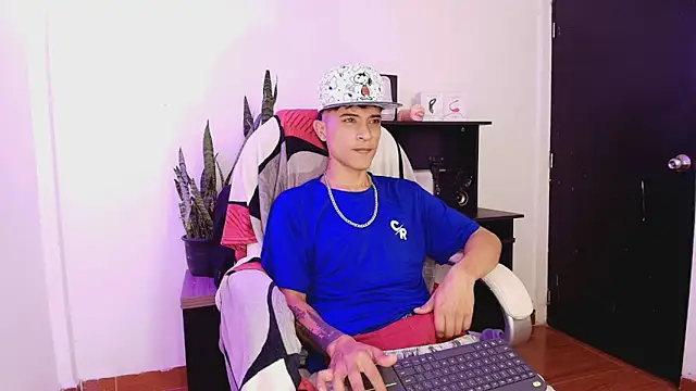 Snapshot of Edward_Milleer chatting on November 5, 3:59 pm Edward Milleer online show from November 5, 3:59 pm