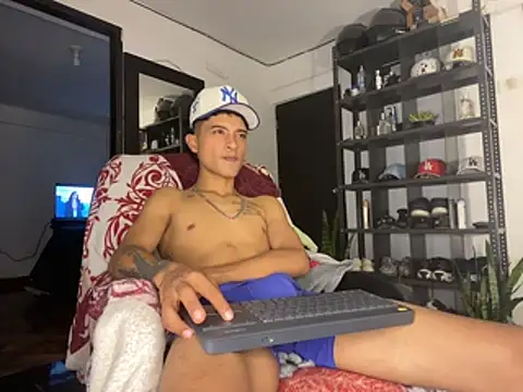 Snapshot of Edward_Milleer chatting on November 19, 11:38 pm Edward Milleer online show from November 19, 11:38 pm