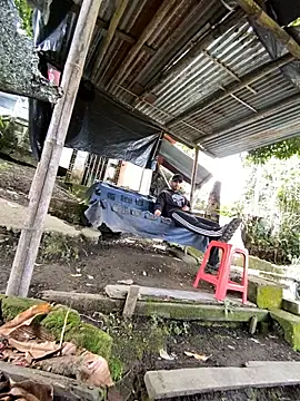 Jestebanano online show from May 6, 1:15 pm