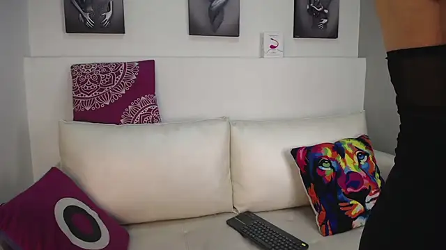 Snapshot of Melodi_Roux chatting on March 3, 12:28 pm Melodi Roux online show from March 3, 12:28 pm