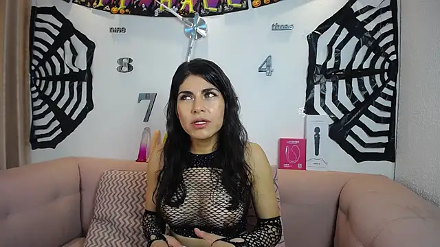 Snapshot of Melodi_Roux chatting on October 7, 1:23 pm Melodi Roux online show from October 7, 1:23 pm