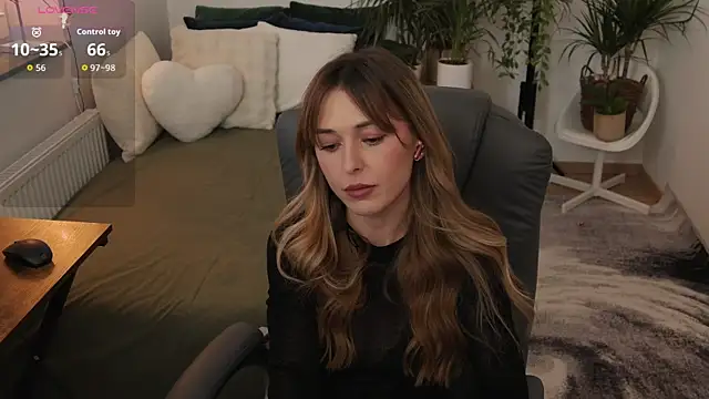 Snapshot of Sophie_Enzo chatting on December 1, 9:37 pm Sophie Enzo online show from December 1, 9:37 pm