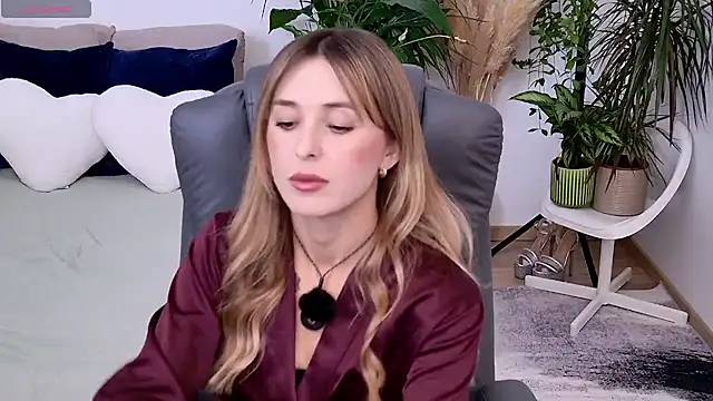 Snapshot of Sophie_Enzo chatting on September 16, 8:10 pm Sophie Enzo online show from September 16, 8:10 pm