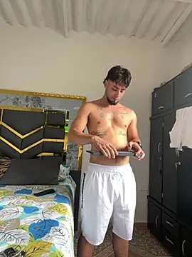 Snapshot of MattDevon chatting on September 18, 8:45 pm MattDevon online show from September 18, 8:45 pm