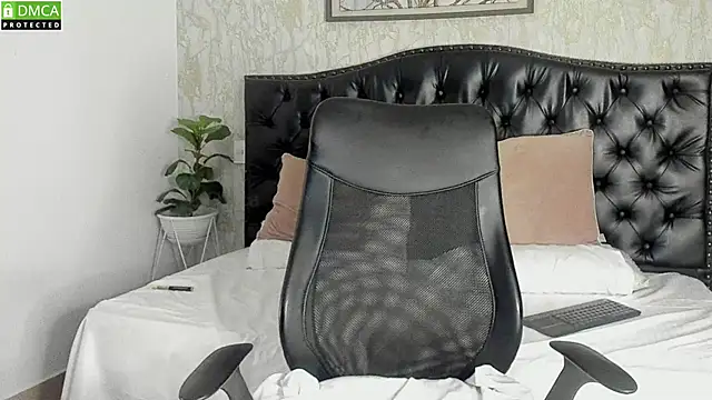 Snapshot of MattDevon chatting on February 26, 1:36 am MattDevon online show from February 26, 1:36 am